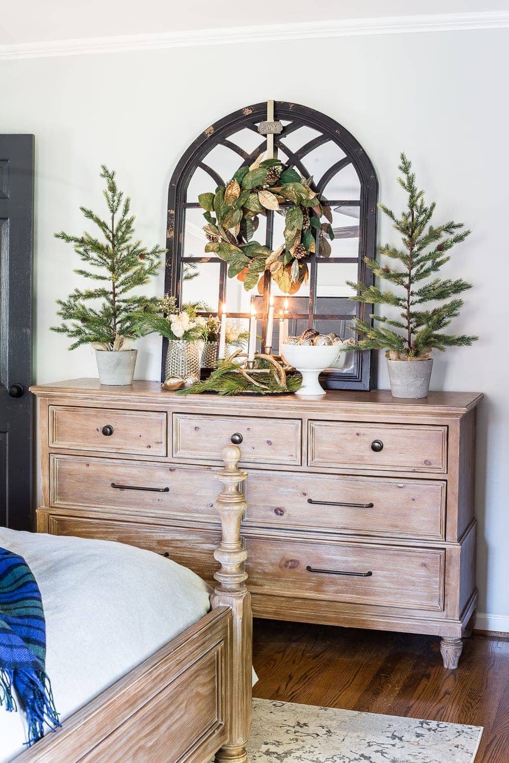 Blue Christmas Bedroom | unigumushane.com - A master bedroom decorated for Christmas with neutrals, blues, and greens that transitions easily into winter. #christmasbedroom #bluechristmas
