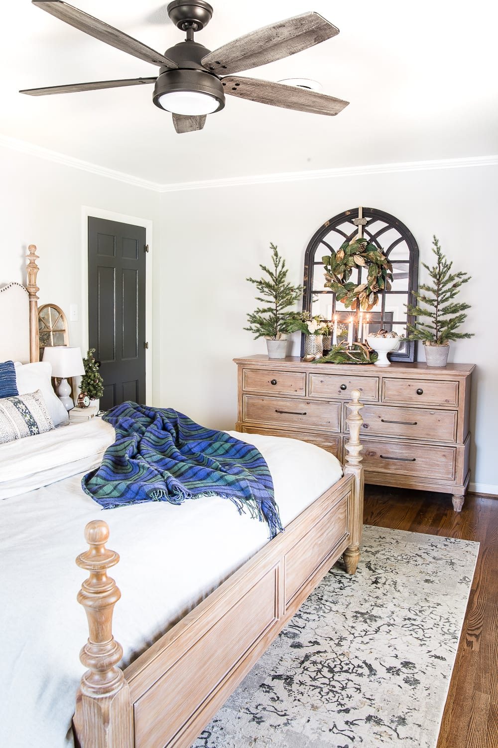 Blue Christmas Bedroom | unigumushane.com - A master bedroom decorated for Christmas with neutrals, blues, and greens that transitions easily into winter. #christmasbedroom #bluechristmas