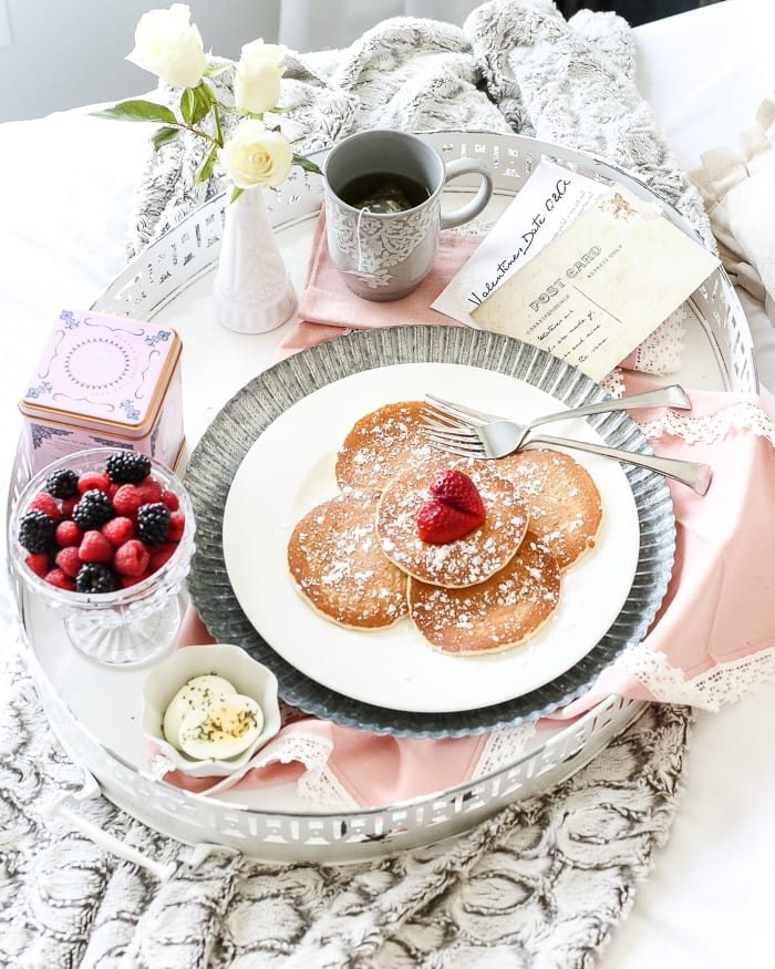 Enamel Breakfast Tray Makeover + Valentine's Date Q&A Postcard Printable | unigumushane.com - A quick and easy antique style enamel breakfast tray makeover plus a Valentine's Date Q&A postcard free printable for a fun, no-fuss breakfast date in bed.