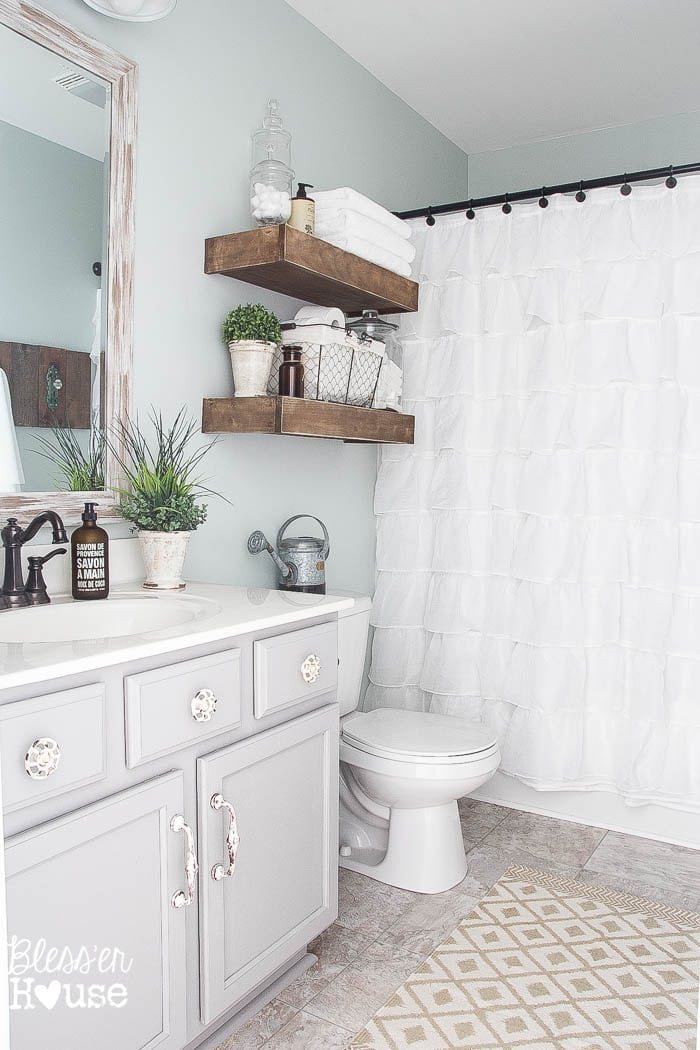 Modern Farmhouse Bathroom Makeover | Unigumushane - So many great ideas to create charm in a builder grade bathroom!
