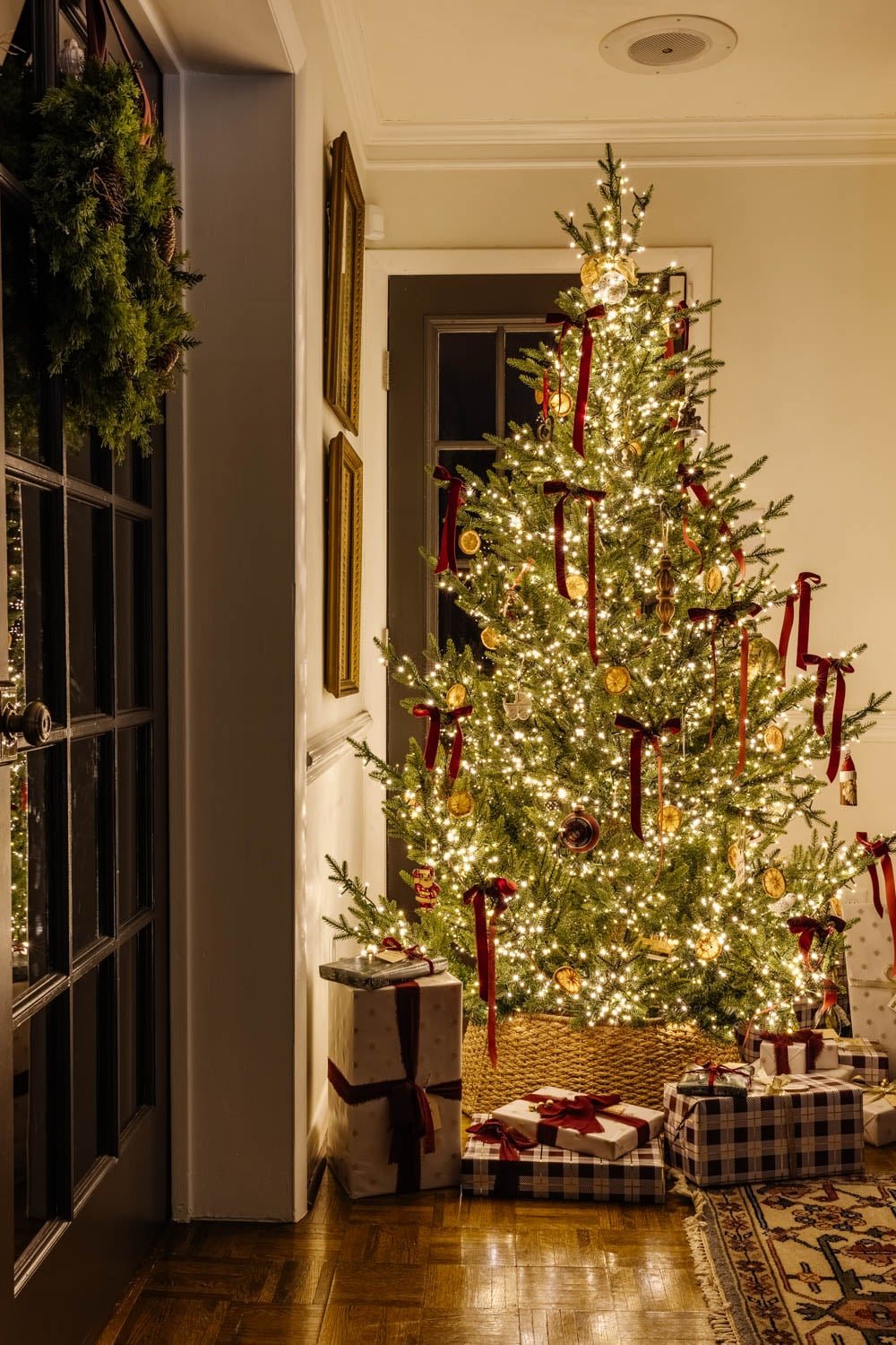 candlelight Christmas tour in living room with tree