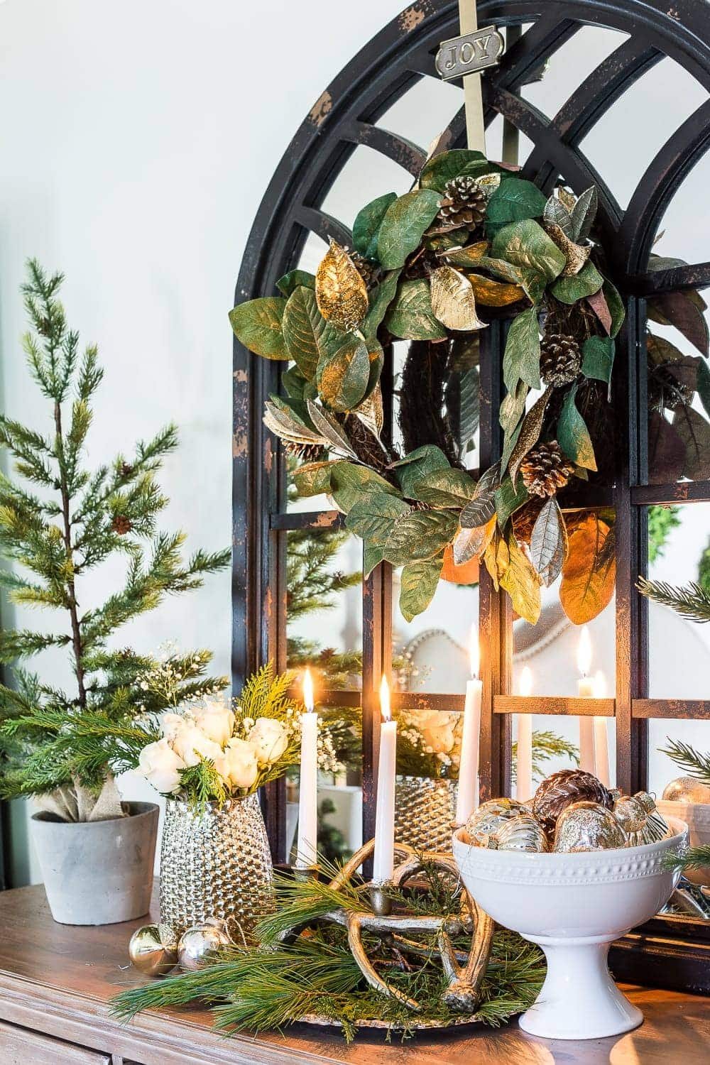 Blue Christmas Bedroom | unigumushane.com - A master bedroom decorated for Christmas with neutrals, blues, and greens that transitions easily into winter. #christmasbedroom #bluechristmas
