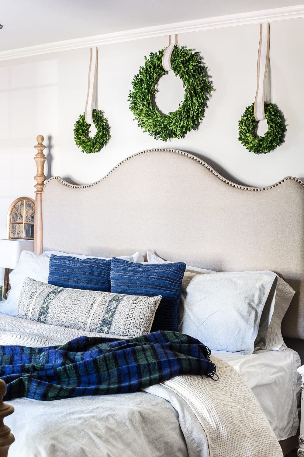 Blue Christmas Bedroom | unigumushane.com - A master bedroom decorated for Christmas with neutrals, blues, and greens that transitions easily into winter. #christmasbedroom #bluechristmas