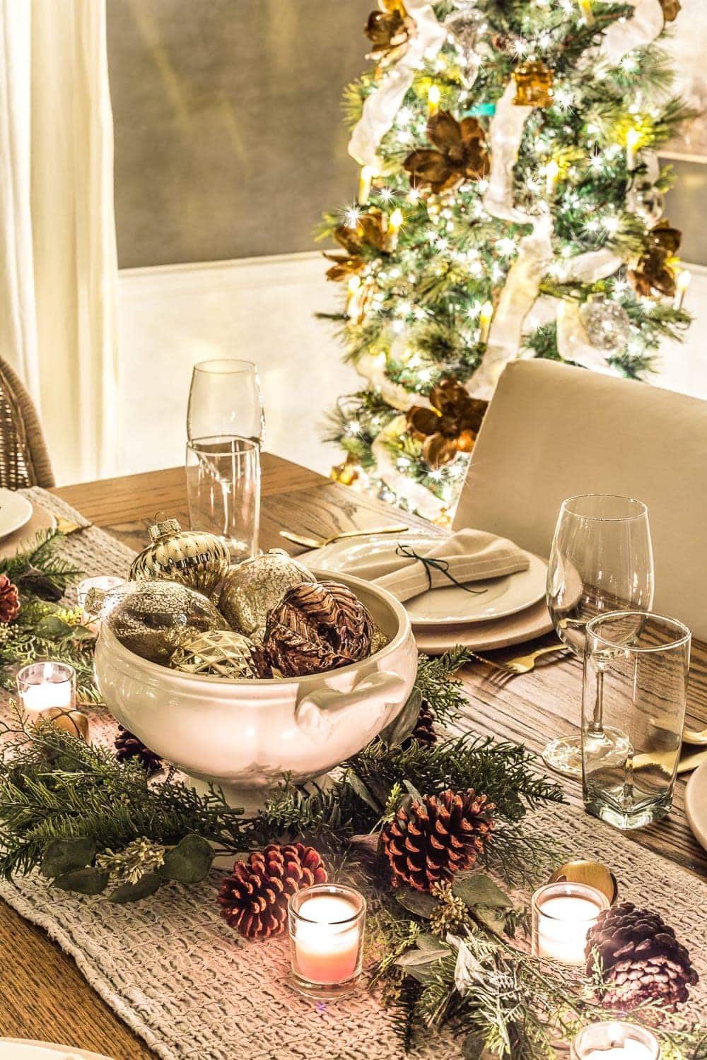 Christmas Candlelight Night Tour | Dining Room Tablescape