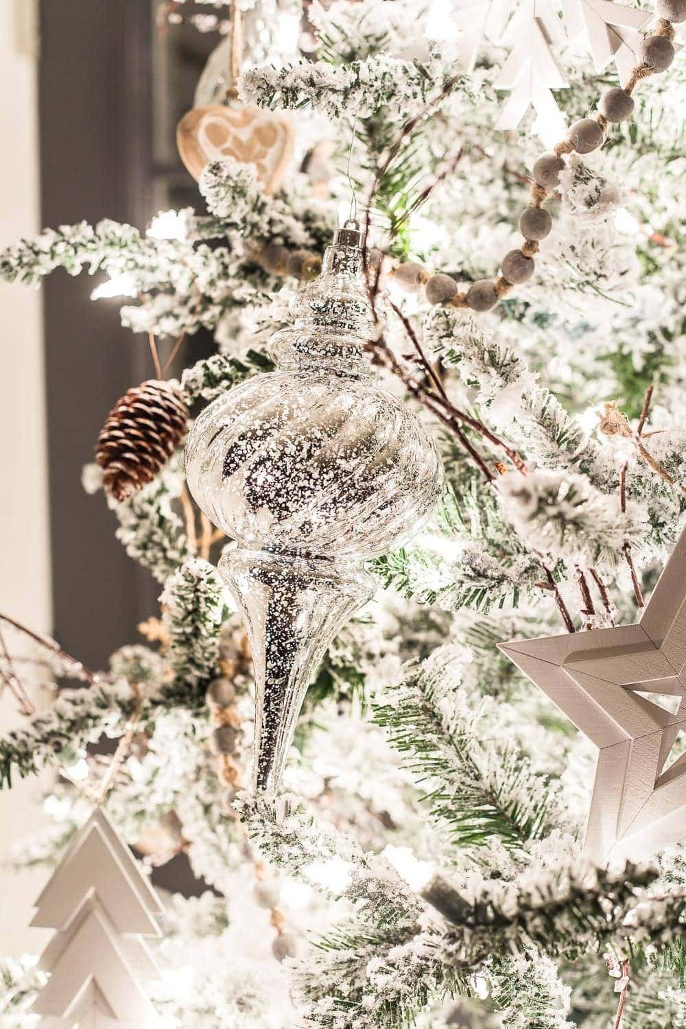 Christmas Night Candlelight Tour | unigumushane.com - A Christmas night time candlelight home tour with neutral, classic decorating ideas. #christmasdecor #christmascandlelight #christmashometour #candlelighttour