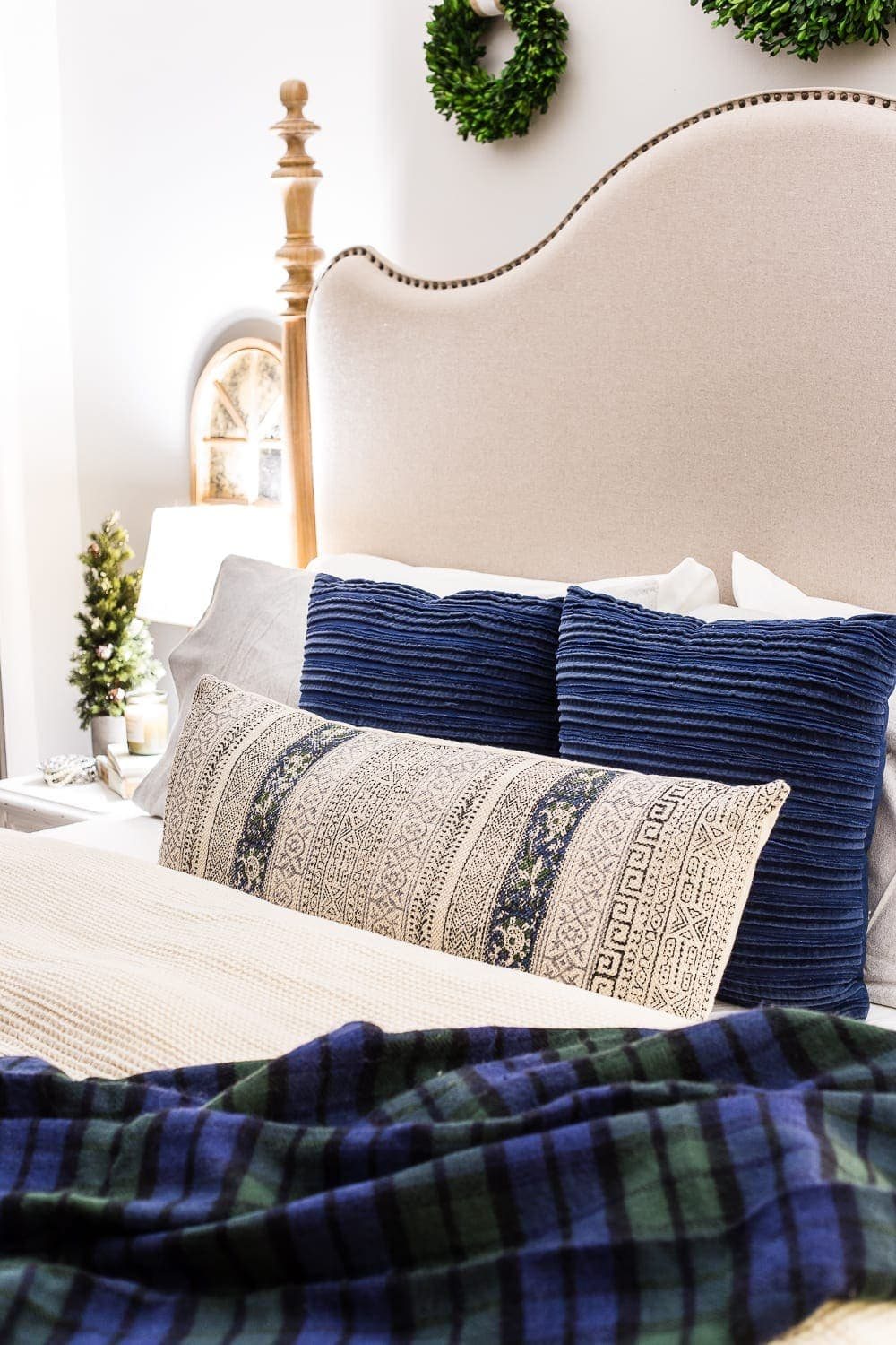 Christmas Night Candlelight Tour | unigumushane.com - A Christmas night time candlelight home tour with neutral, classic decorating ideas. #christmasdecor #christmascandlelight #christmashometour #candlelighttour