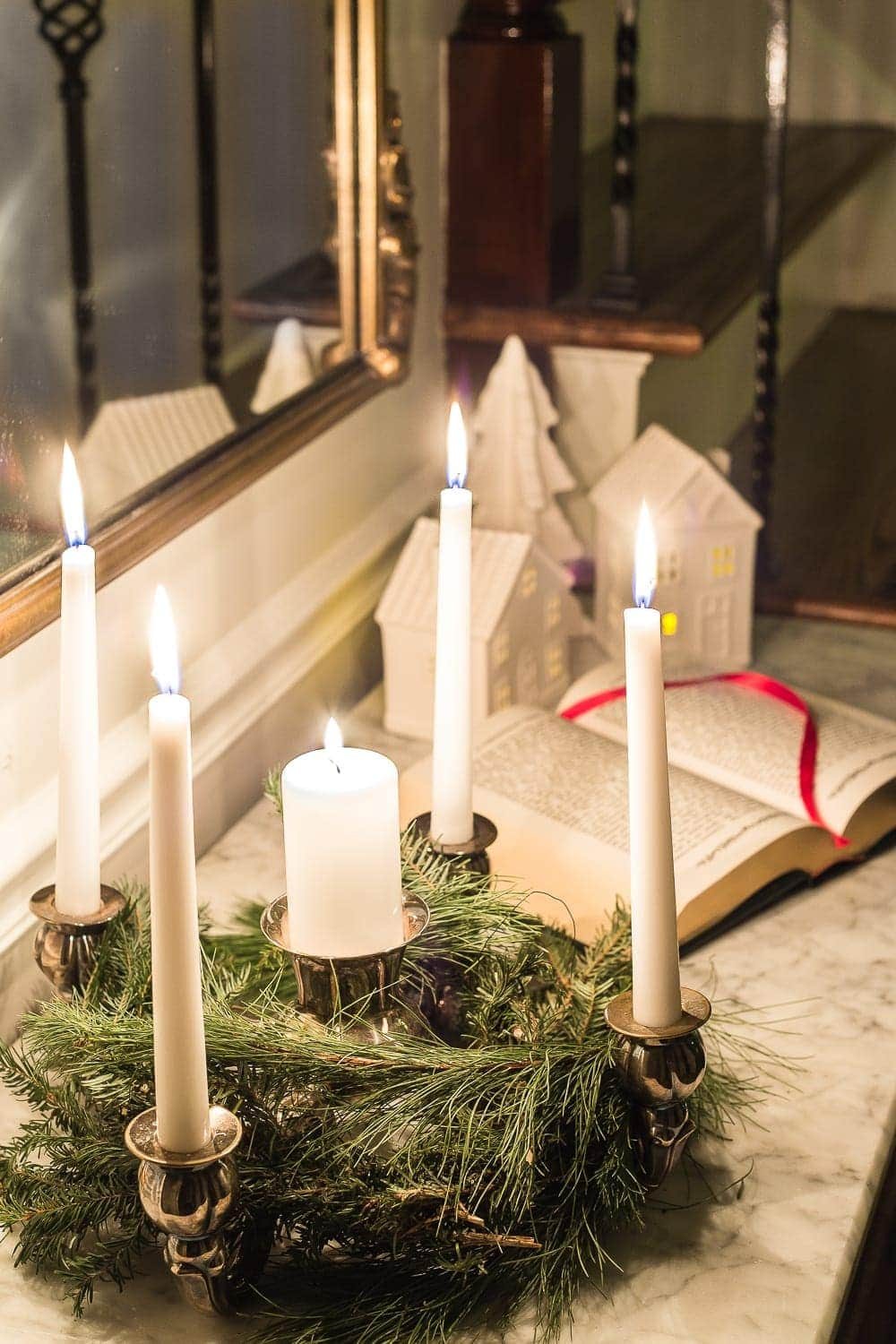 Christmas Night Candlelight Tour | unigumushane.com - A Christmas night time candlelight home tour with neutral, classic decorating ideas. #christmasdecor #christmascandlelight #christmashometour #candlelighttour