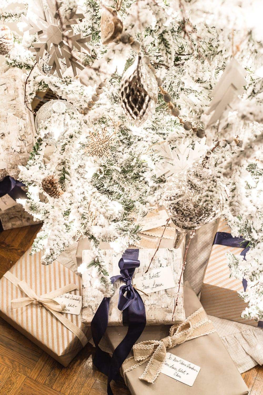 Christmas Night Candlelight Tour | unigumushane.com - A Christmas night time candlelight home tour with neutral, classic decorating ideas. #christmasdecor #christmascandlelight #christmashometour #candlelighttour