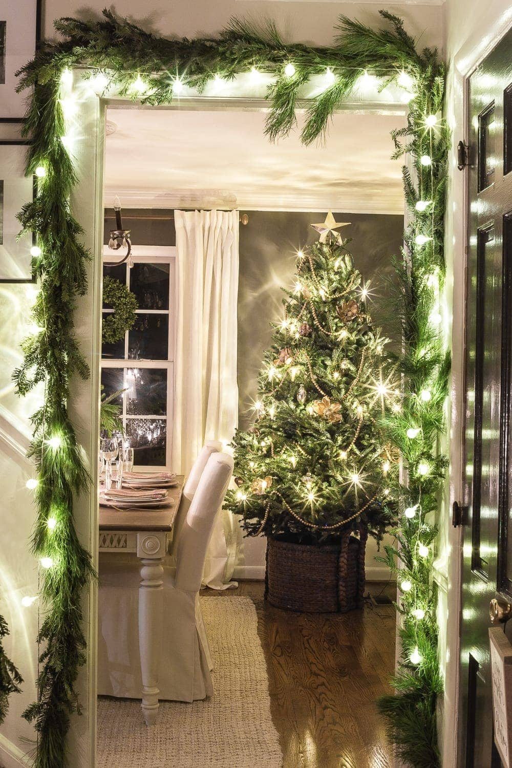 Christmas Night Candlelight Tour | unigumushane.com - A Christmas night time candlelight home tour with neutral, classic decorating ideas. #christmasdecor #christmascandlelight #christmashometour #candlelighttour