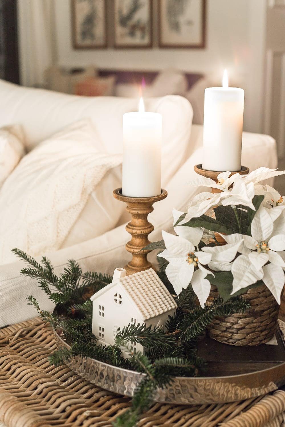 Christmas Night Candlelight Tour | unigumushane.com - A Christmas night time candlelight home tour with neutral, classic decorating ideas. #christmasdecor #christmascandlelight #christmashometour #candlelighttour