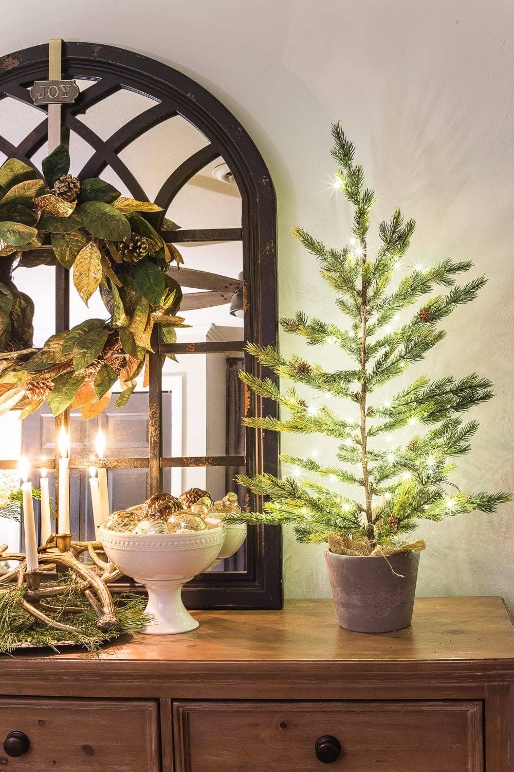 Christmas Night Candlelight Tour | unigumushane.com - A Christmas night time candlelight home tour with neutral, classic decorating ideas. #christmasdecor #christmascandlelight #christmashometour #candlelighttour