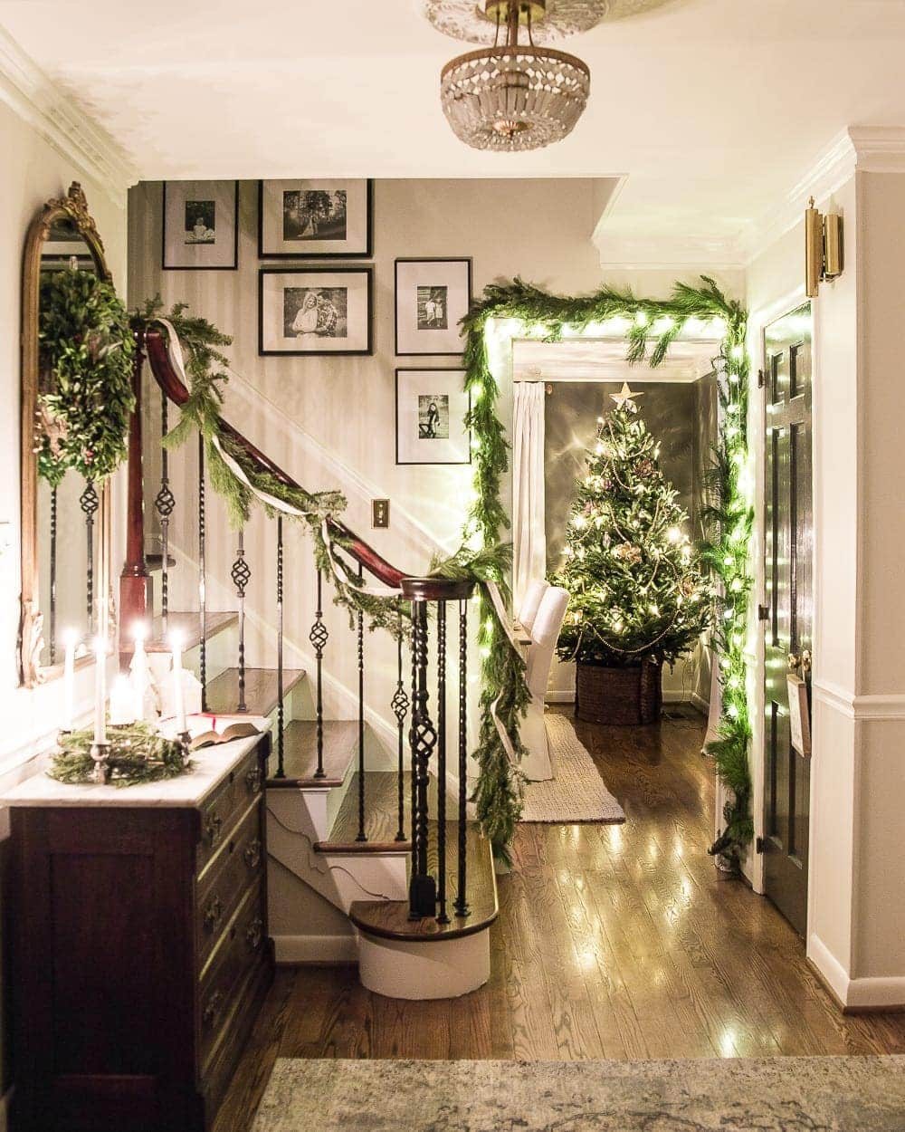 Christmas Night Candlelight Tour | unigumushane.com - A Christmas night time candlelight home tour with neutral, classic decorating ideas. #christmasdecor #christmascandlelight #christmashometour #candlelighttour