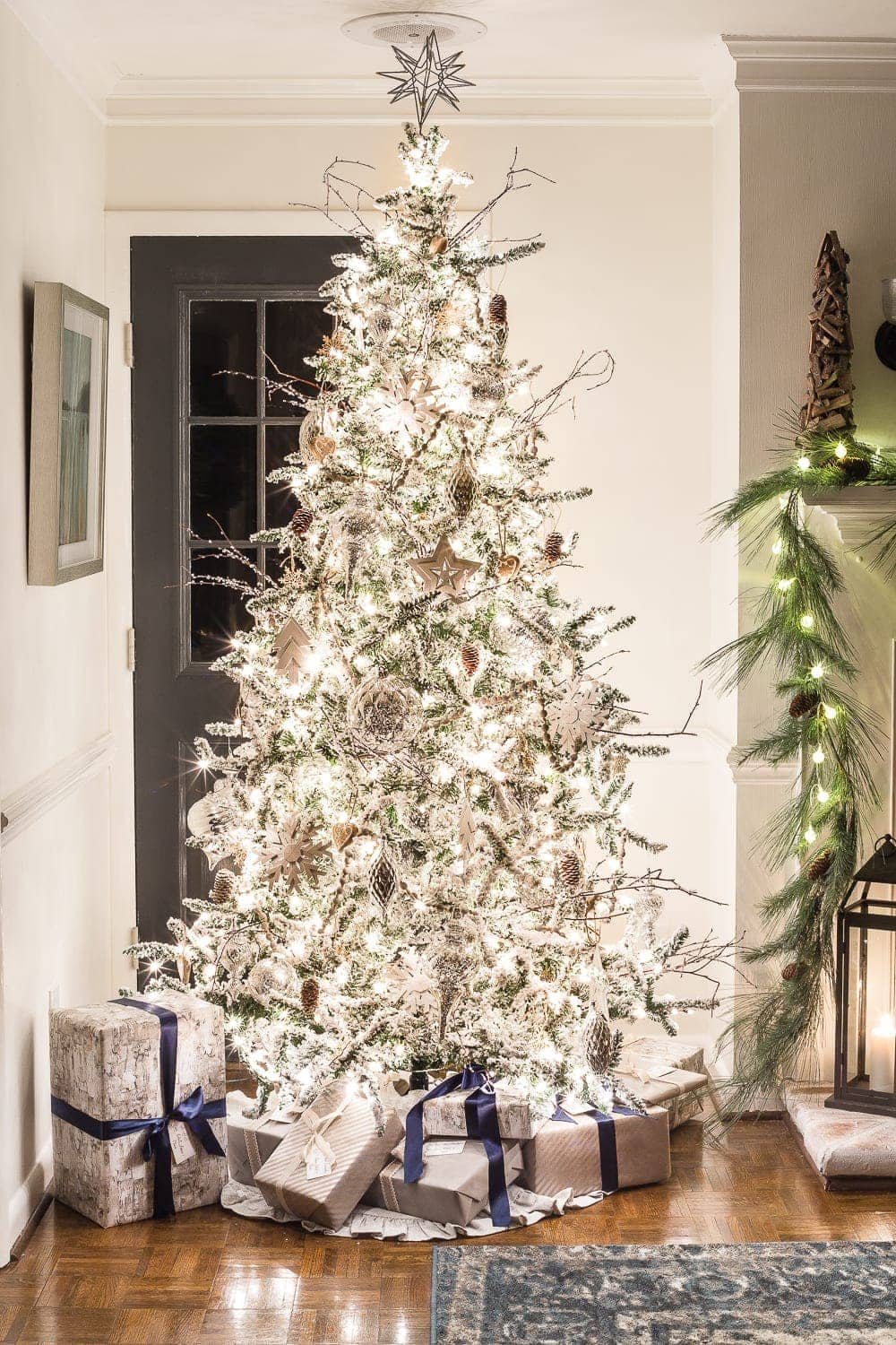 Christmas Night Candlelight Tour | unigumushane.com - A Christmas night time candlelight home tour with neutral, classic decorating ideas. #christmasdecor #christmascandlelight #christmashometour #candlelighttour