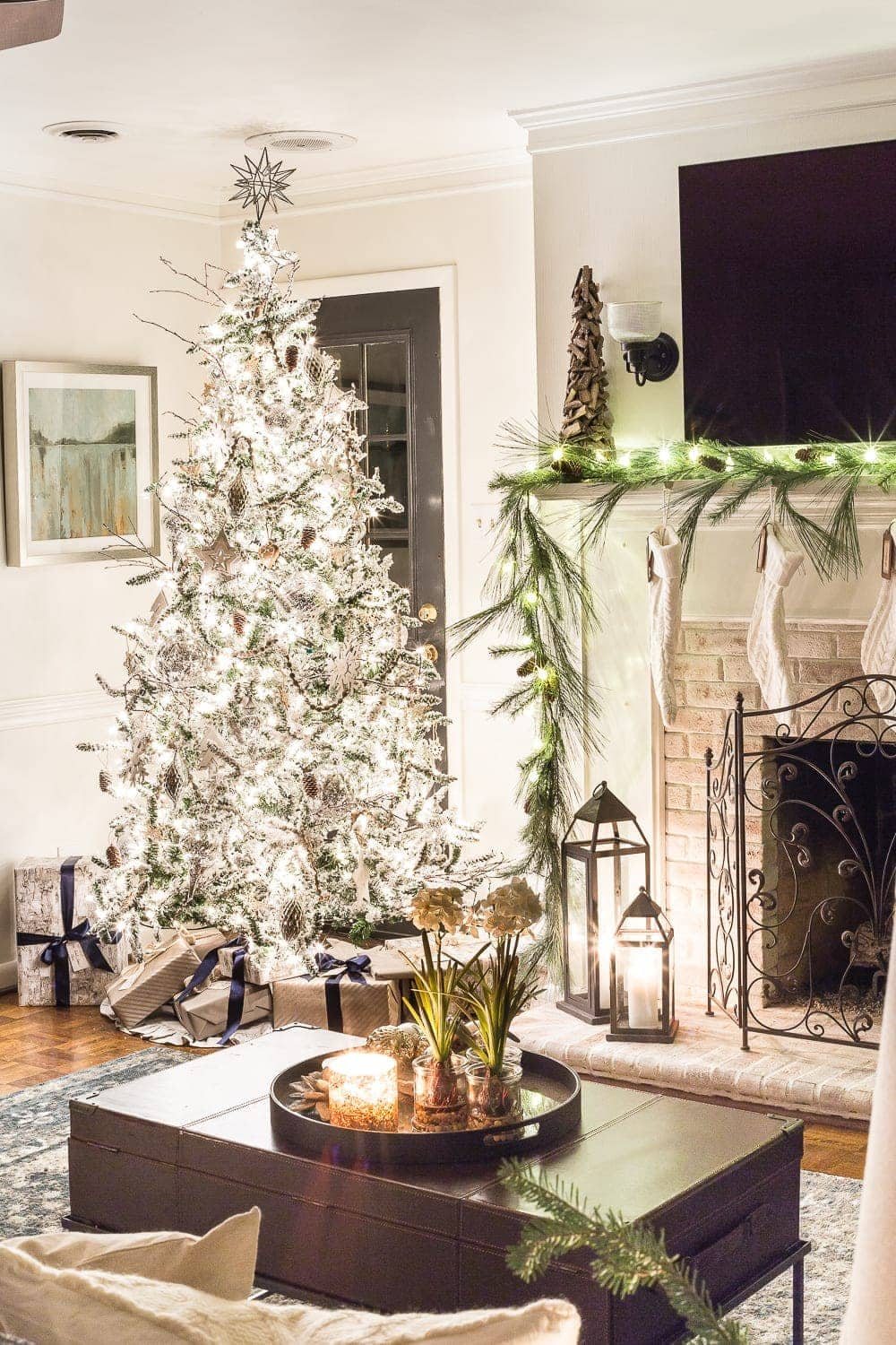Christmas Night Candlelight Tour | unigumushane.com - A Christmas night time candlelight home tour with neutral, classic decorating ideas. #christmasdecor #christmascandlelight #christmashometour #candlelighttour