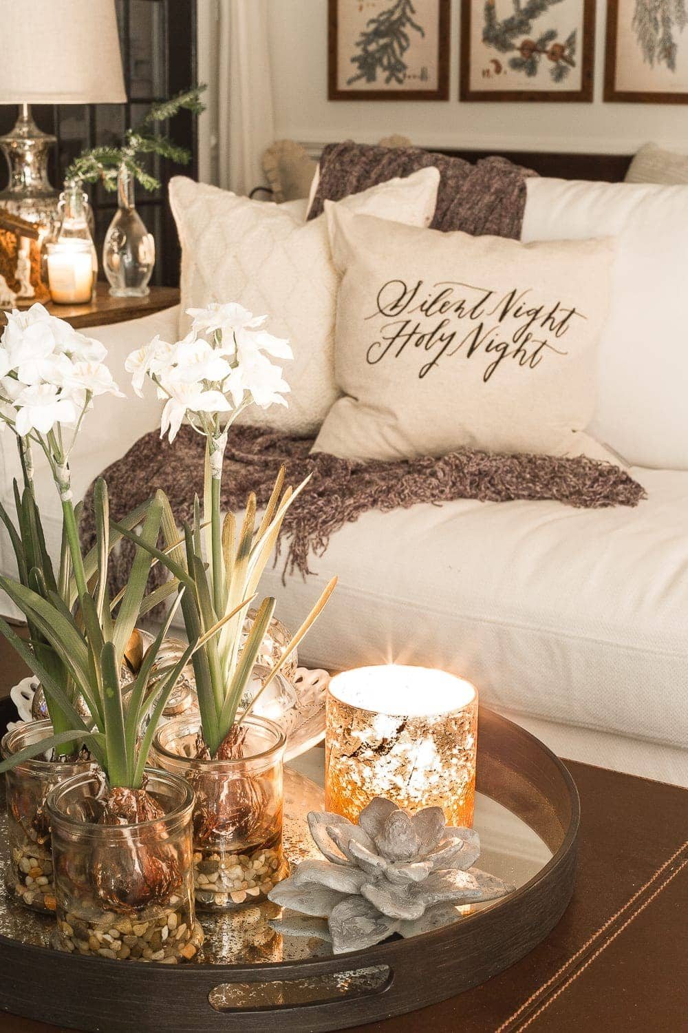 Christmas Night Candlelight Tour | unigumushane.com - A Christmas night time candlelight home tour with neutral, classic decorating ideas. #christmasdecor #christmascandlelight #christmashometour #candlelighttour