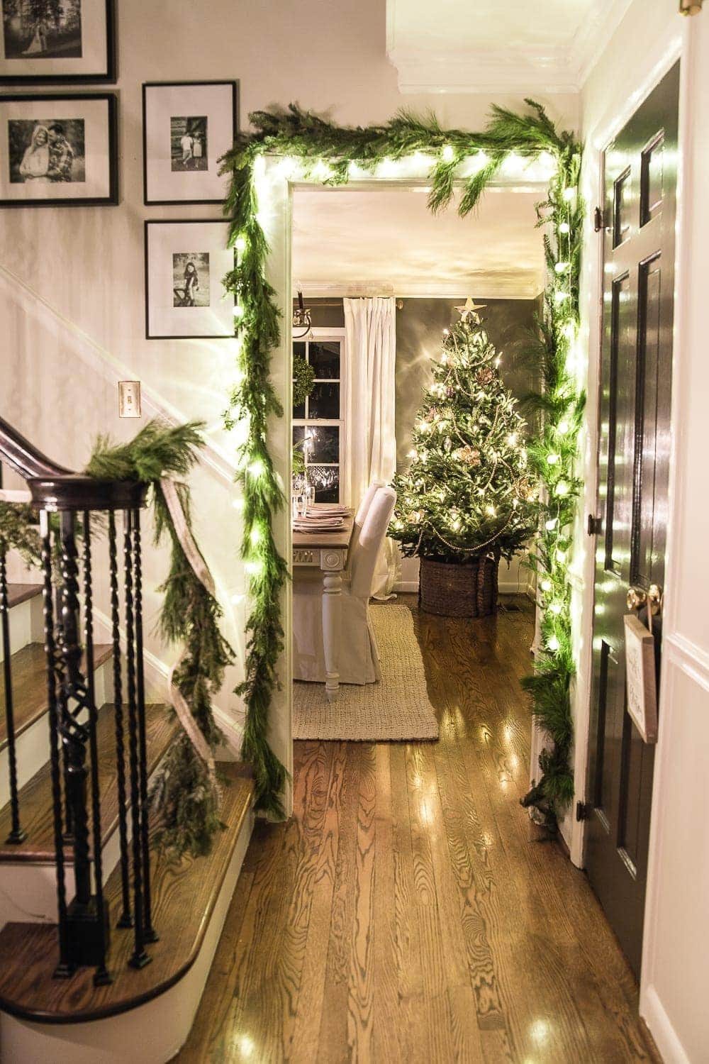 Christmas Night Candlelight Tour | unigumushane.com - A Christmas night time candlelight home tour with neutral, classic decorating ideas. #christmasdecor #christmascandlelight #christmashometour #candlelighttour