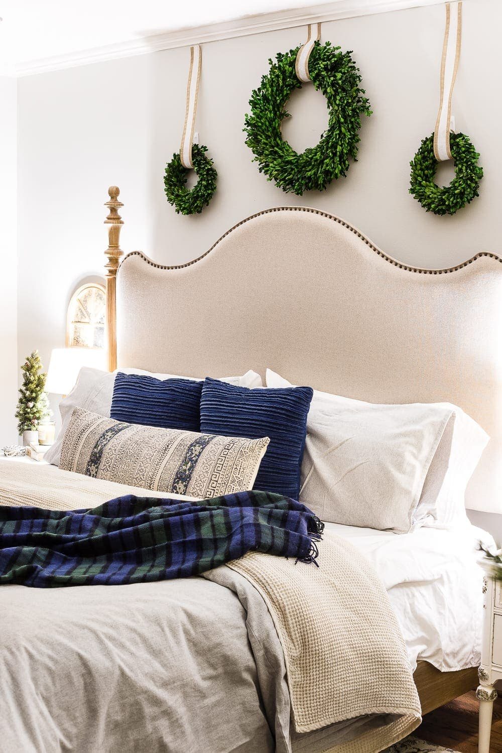 Christmas Night Candlelight Tour | unigumushane.com - A Christmas night time candlelight home tour with neutral, classic decorating ideas. #christmasdecor #christmascandlelight #christmashometour #candlelighttour