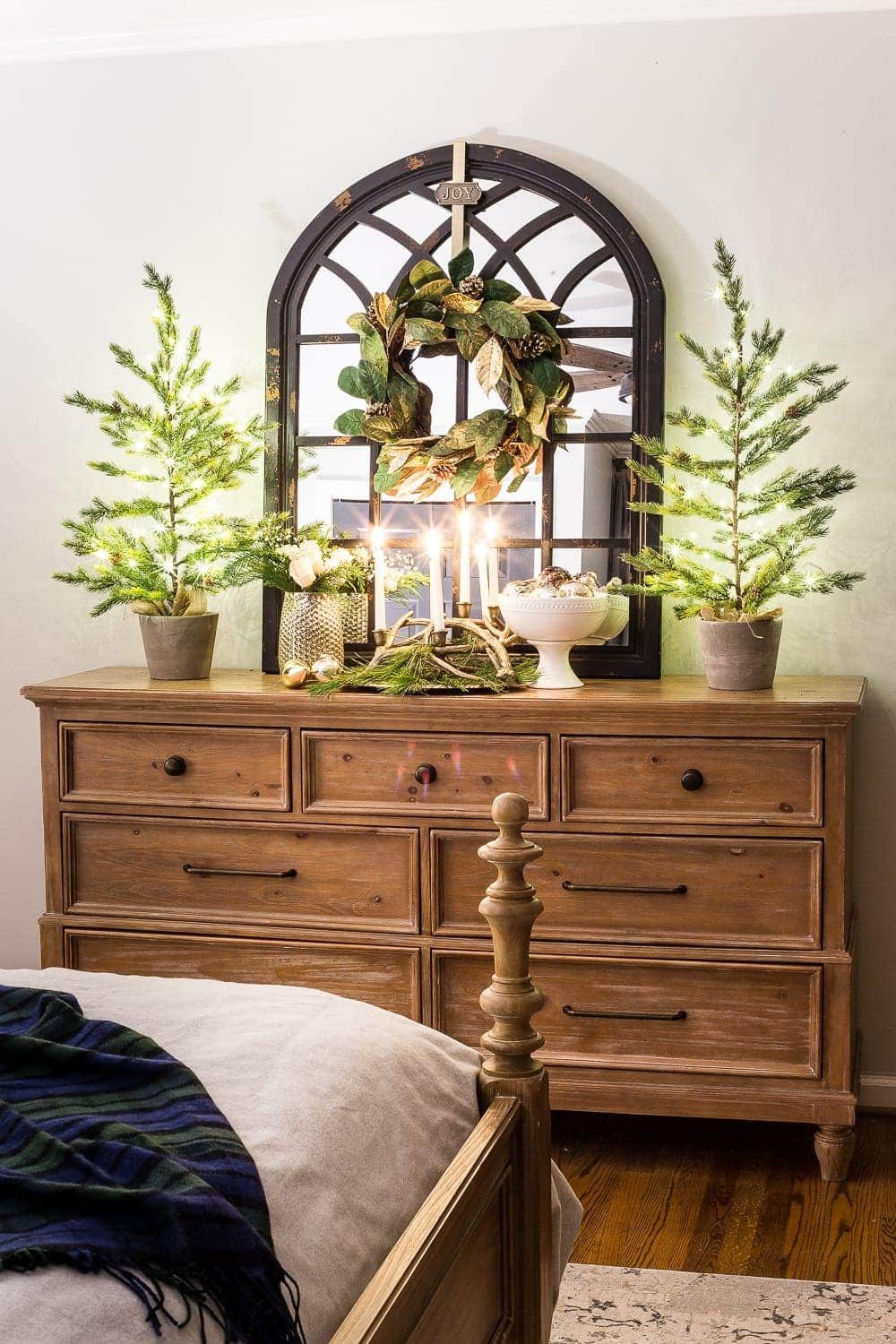 Christmas Night Candlelight Tour | unigumushane.com - A Christmas night time candlelight home tour with neutral, classic decorating ideas. #christmasdecor #christmascandlelight #christmashometour #candlelighttour