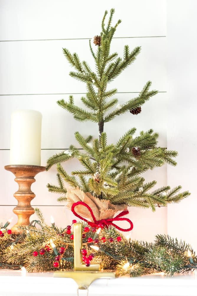 Cozy Christmas Living Room Tour | unigumushane.com - A tour of a Christmas living room with easy ideas to decorate for a cozy atmosphere plus 8 other Christmas living rooms with farmhouse style.