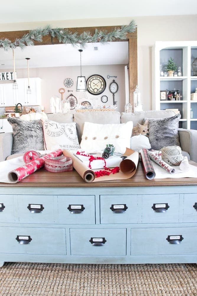 Cozy Christmas Living Room Tour | unigumushane.com - A tour of a Christmas living room with easy ideas to decorate for a cozy atmosphere plus 8 other Christmas living rooms with farmhouse style.