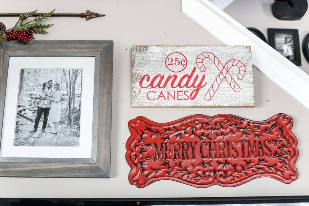 Cozy Christmas Living Room Tour | unigumushane.com - A tour of a Christmas living room with easy ideas to decorate for a cozy atmosphere plus 8 other Christmas living rooms with farmhouse style.
