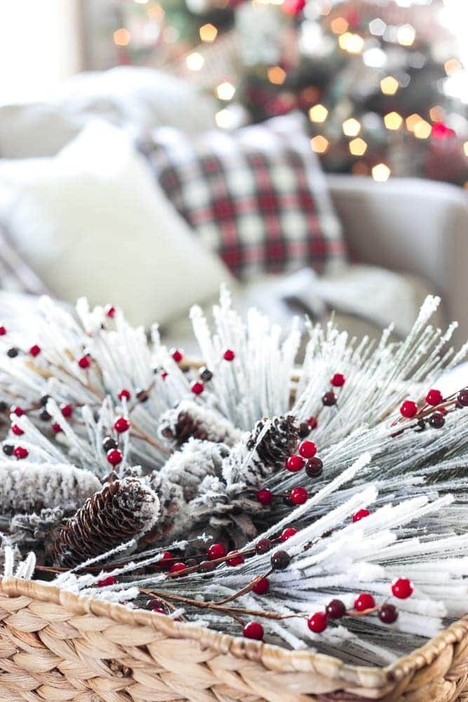 Cozy Christmas Living Room Tour | unigumushane.com - A tour of a Christmas living room with easy ideas to decorate for a cozy atmosphere plus 8 other Christmas living rooms with farmhouse style.