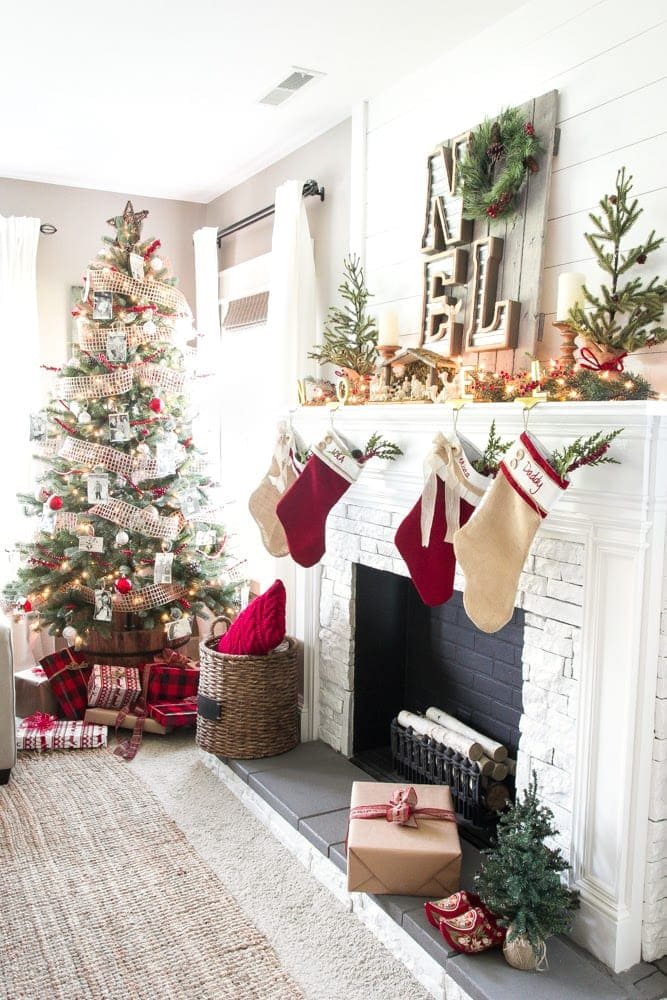 Cozy Christmas Living Room Tour | unigumushane.com - A tour of a Christmas living room with easy ideas to decorate for a cozy atmosphere plus 8 other Christmas living rooms with farmhouse style.