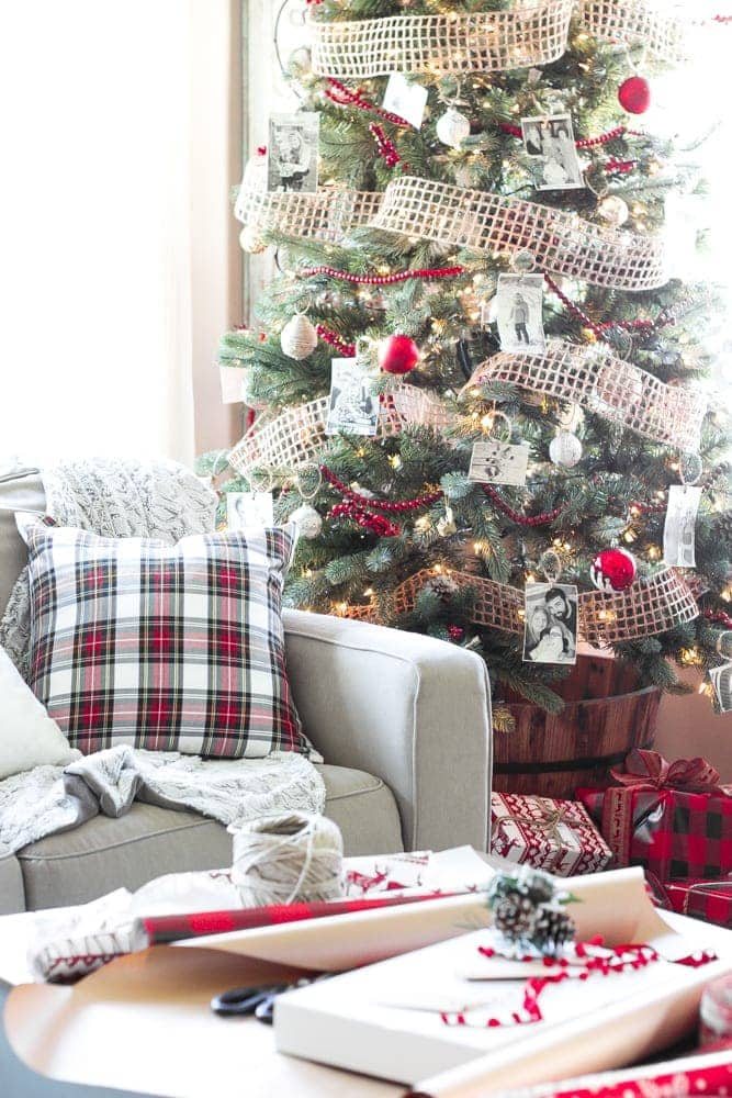 Cozy Christmas Living Room Tour | unigumushane.com - A tour of a Christmas living room with easy ideas to decorate for a cozy atmosphere plus 8 other Christmas living rooms with farmhouse style.