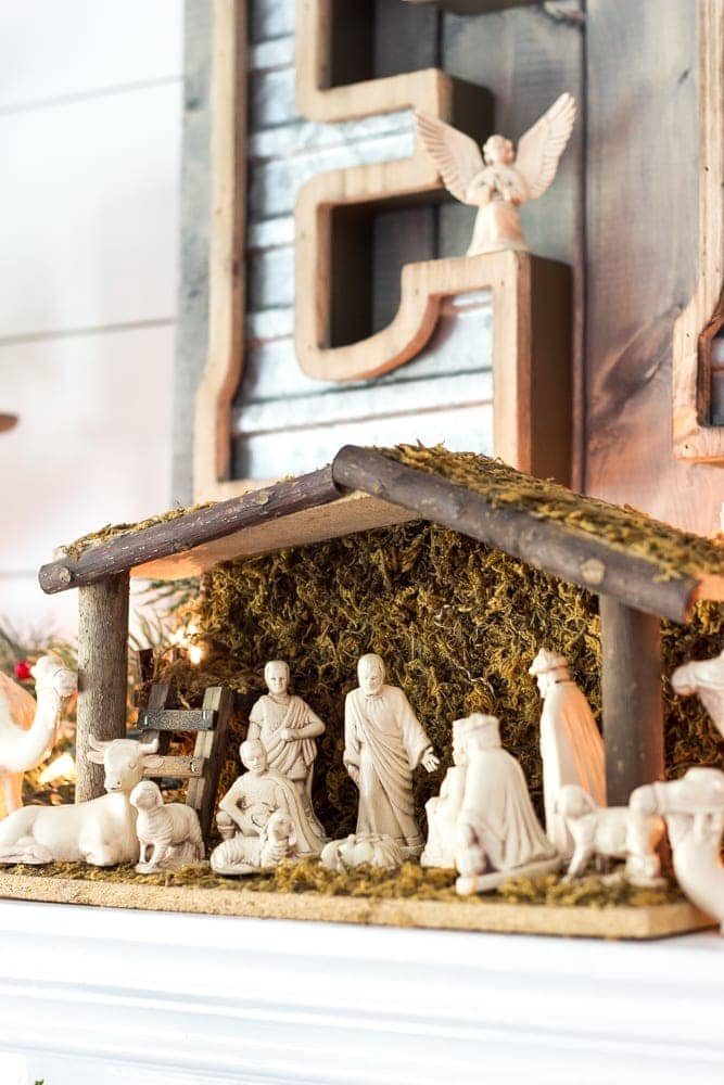 Cozy Christmas Living Room Tour | unigumushane.com - A tour of a Christmas living room with easy ideas to decorate for a cozy atmosphere plus 8 other Christmas living rooms with farmhouse style.