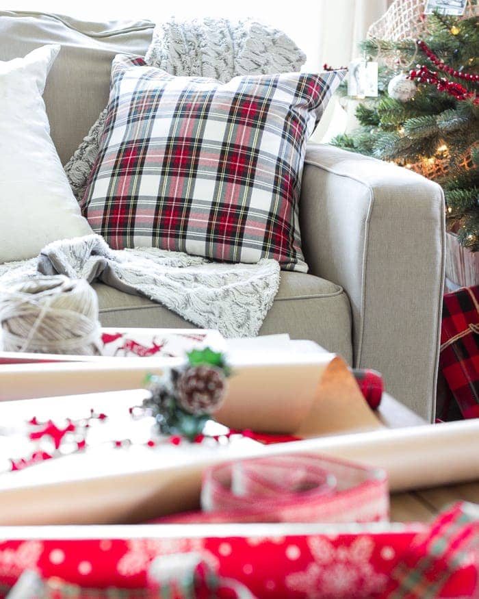 Cozy Christmas Living Room Tour | unigumushane.com - A tour of a Christmas living room with easy ideas to decorate for a cozy atmosphere plus 8 other Christmas living rooms with farmhouse style.