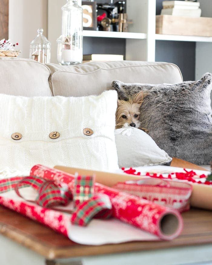Cozy Christmas Living Room Tour | unigumushane.com - A tour of a Christmas living room with easy ideas to decorate for a cozy atmosphere plus 8 other Christmas living rooms with farmhouse style.