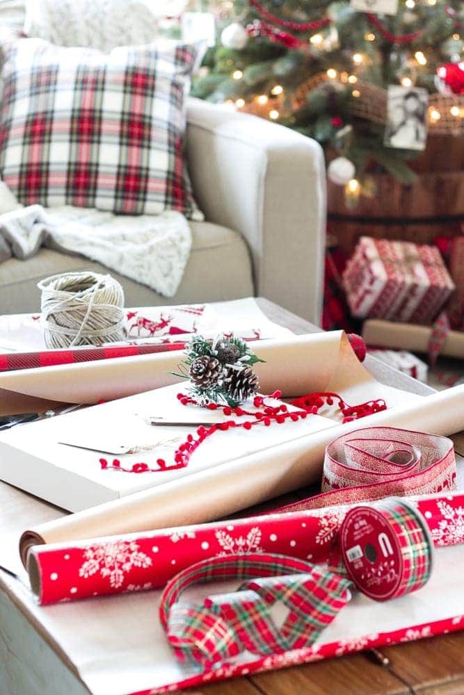 Cozy Christmas Living Room Tour | unigumushane.com - A tour of a Christmas living room with easy ideas to decorate for a cozy atmosphere plus 8 other Christmas living rooms with farmhouse style.