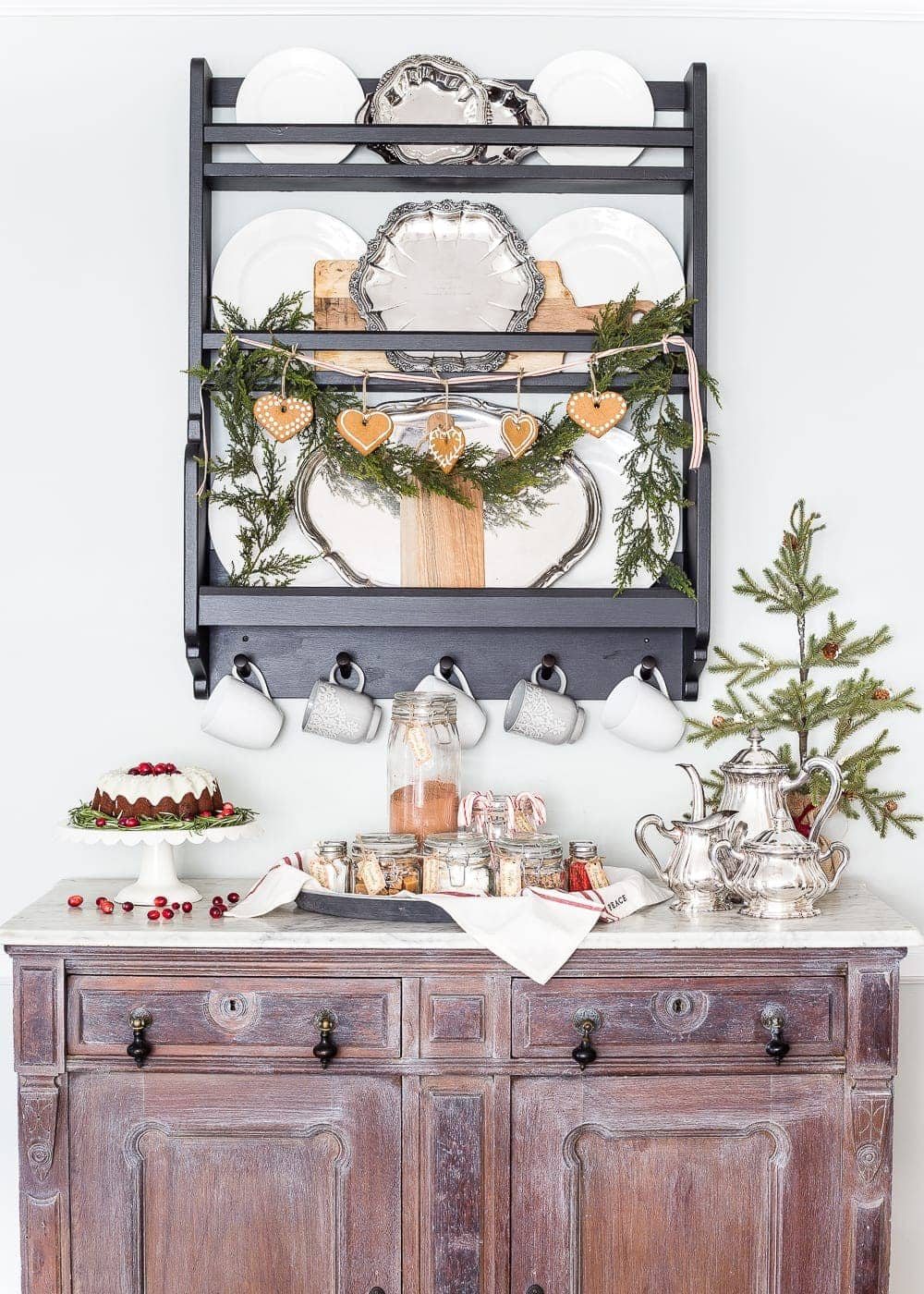 Cozy Hot Cocoa Bar & Printable Labels | unigumushane.com - A cozy hot cocoa bar vignette set up for Christmas plus a free printable label set for toppings and mix-ins. #cocoabar #Christmasdecor #Christmaskitchen #printablelabels