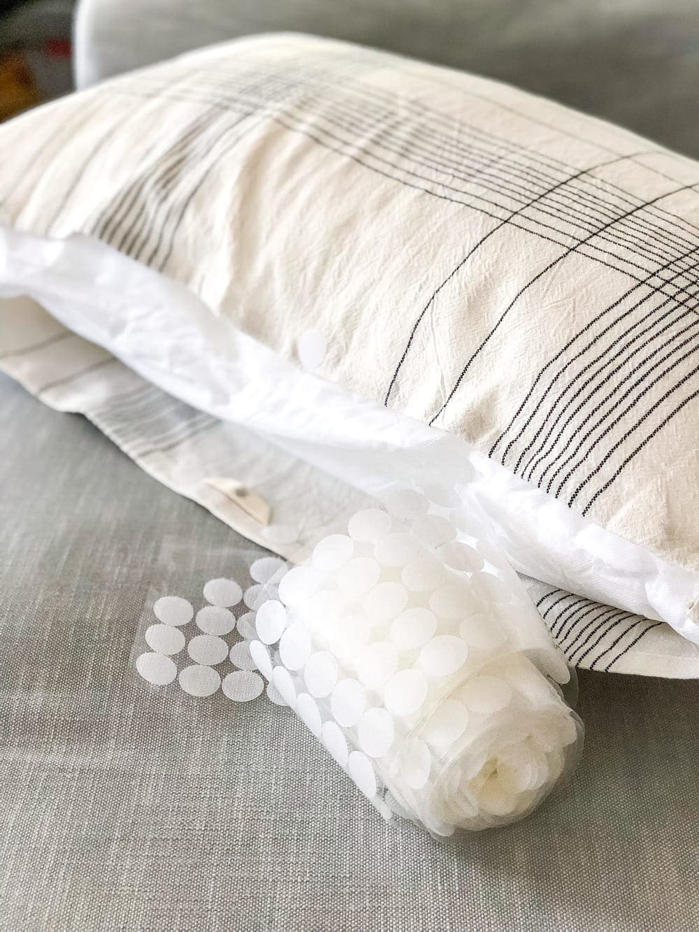 3 items you can repurpose into DIY no-sew throw pillows | How to make a throw pillow from a kitchen towel.