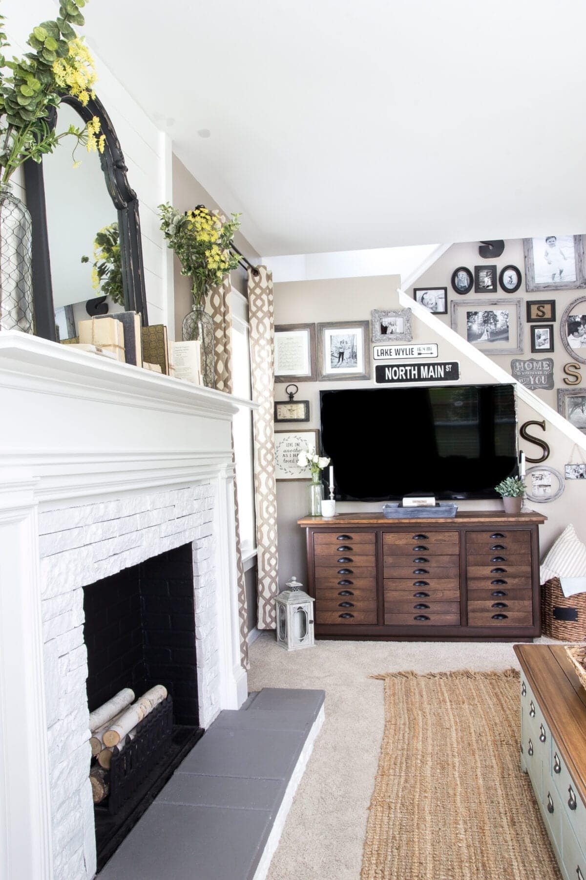 Decorating Around a TV | unigumushane.com