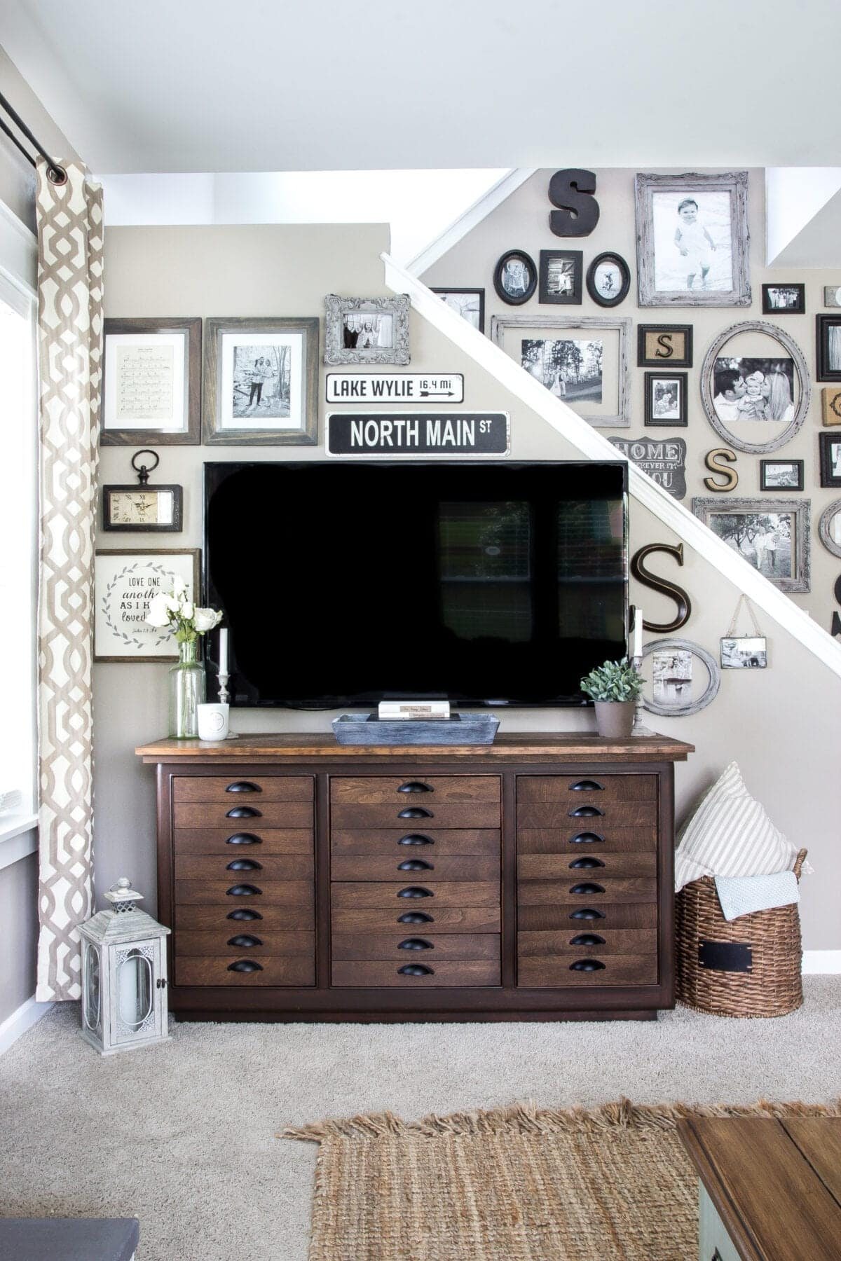 Decorating Around a TV | unigumushane.com