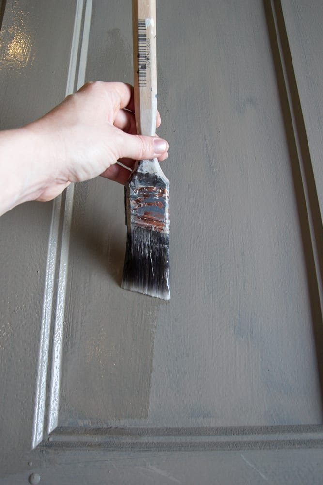 How to Distress Hollow Core Doors to Get a Chippy Paint Finish | unigumushane.com