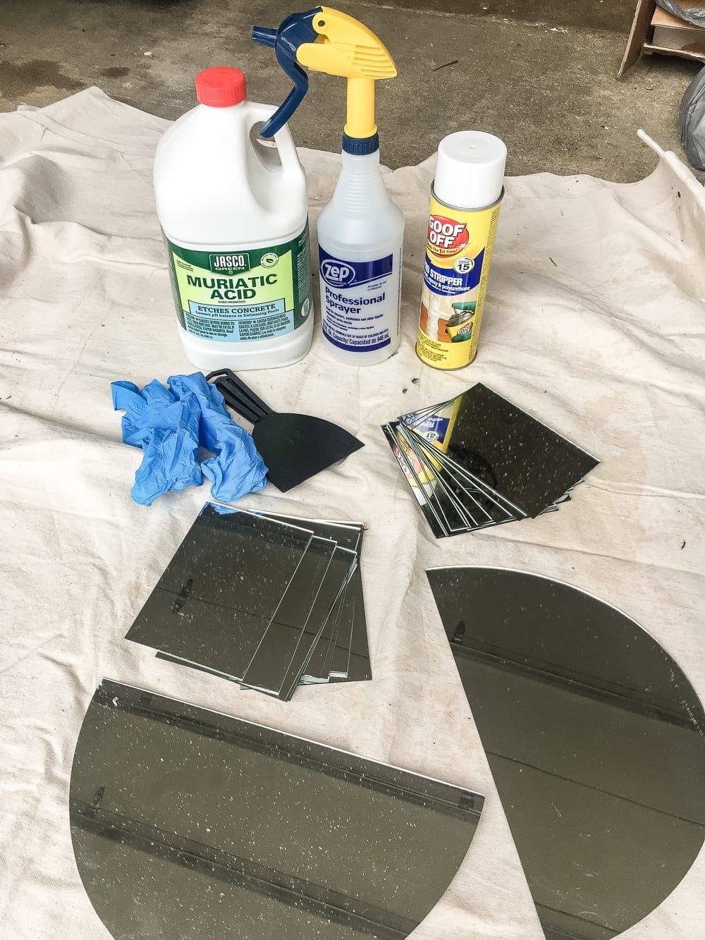 DIY Aged Gold Antique Mirror Makeover | unigumushane.com - A DIY tutorial to transform a cheap, plastic mirror to look like an Anthropologie inspired aged gold antique mirror using Rub 'n Buff.