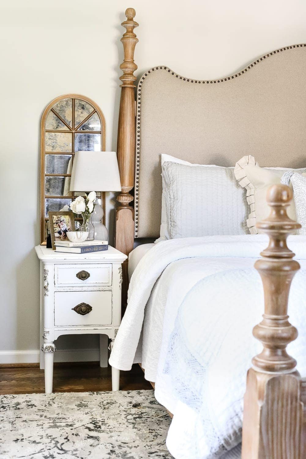 DIY Aged Gold Antique Mirror Makeover | unigumushane.com - A DIY tutorial to transform a cheap, plastic mirror to look like an Anthropologie inspired aged gold antique mirror using Rub 'n Buff.