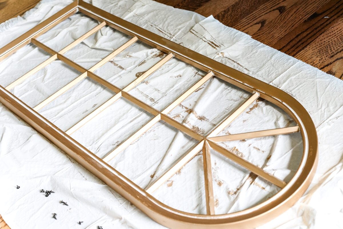 DIY Aged Gold Antique Mirror Makeover | unigumushane.com - A DIY tutorial to transform a cheap, plastic mirror to look like an Anthropologie inspired aged gold antique mirror using Rub 'n Buff.