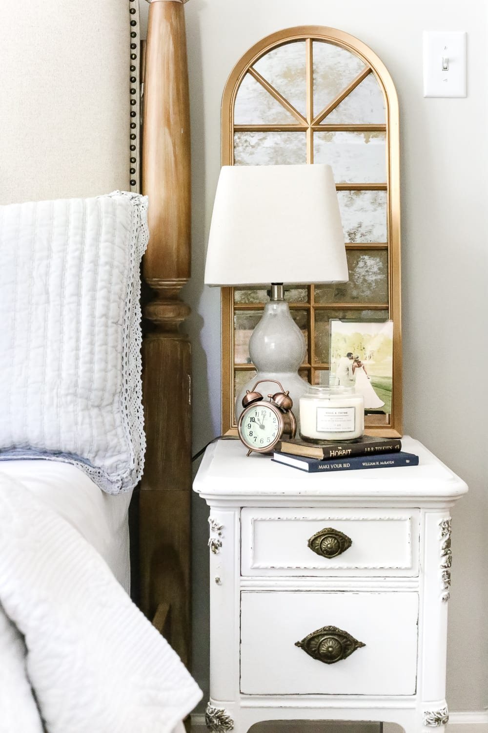 DIY Antique Gold Mirror Makeover | unigumushane.com - A DIY tutorial to transform a cheap, plastic mirror to look like an Anthropologie inspired aged gold antique mirror using Rub 'n Buff.
