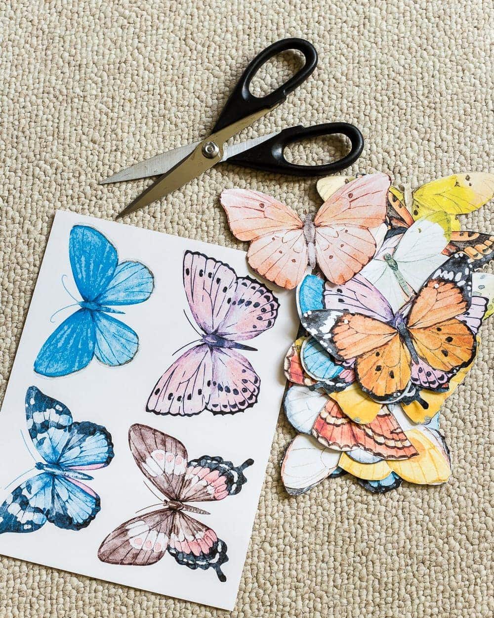 A tutorial about how to make an inexpensive modern Victorian style butterfly study shadow box with free printables of watercolor butterfly graphics for a little girl bedroom. #kidsdecor #girlbedroom #girlroom #kidsbedroom #wallart #kidsart #kidswallart #butterfly #butterflies #butterflydecor #girlydecor #nursery