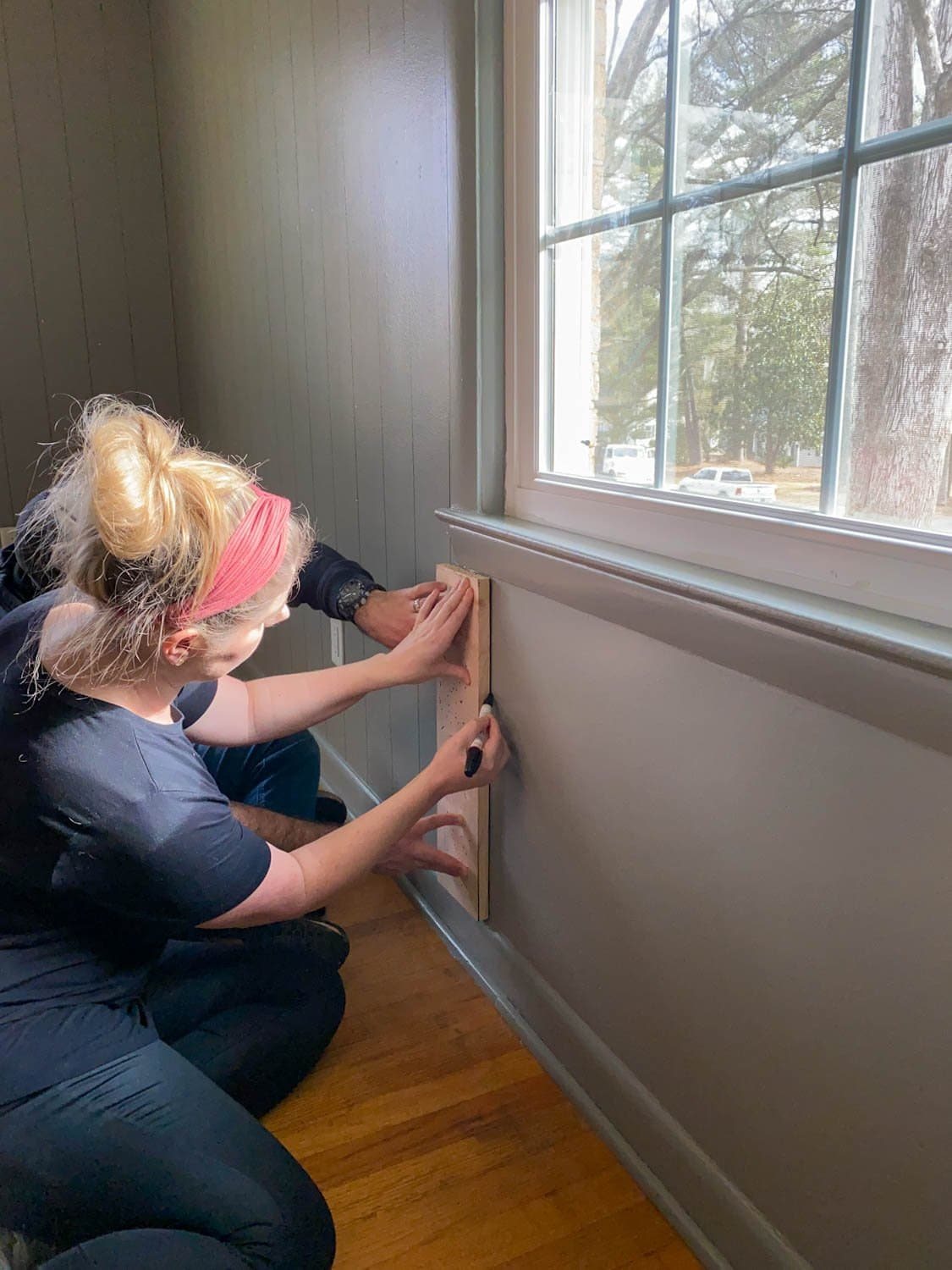Tracing 1x6 boards with Sharpie paint pens for faux wall planking
