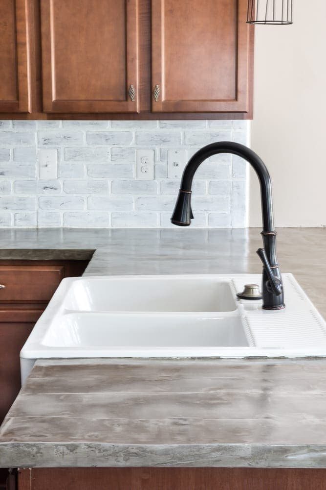 DIY Feather Finish Concrete Countertops and How to Avoid a Huge Mistake | unigumushane.com - A thorough step-by-step tutorial with useful tips and advice on what not to do.