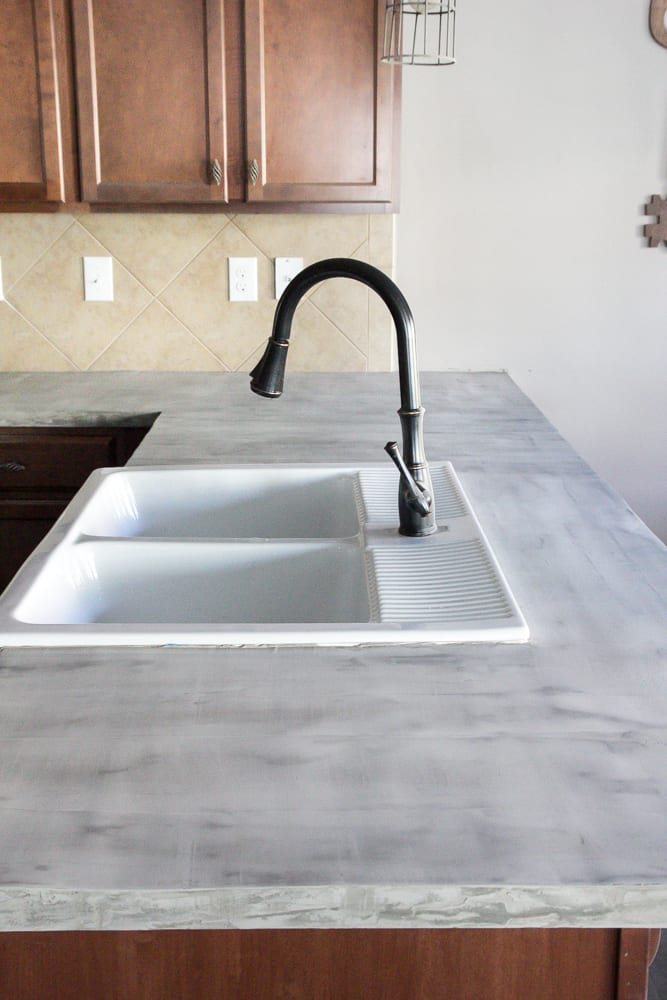 DIY Feather Finish Concrete Countertops and How to Avoid a Huge Mistake | unigumushane.com - A thorough step-by-step tutorial with useful tips and advice on what not to do.