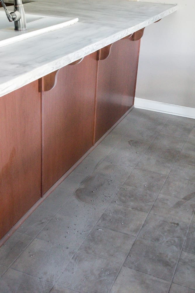 DIY Feather Finish Concrete Countertops and How to Avoid a Huge Mistake | unigumushane.com - A thorough step-by-step tutorial with useful tips and advice on what not to do.