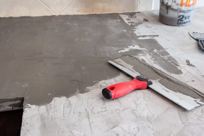 DIY Feather Finish Concrete Countertops and How to Avoid a Huge Mistake | unigumushane.com - A thorough step-by-step tutorial with useful tips and advice on what not to do.