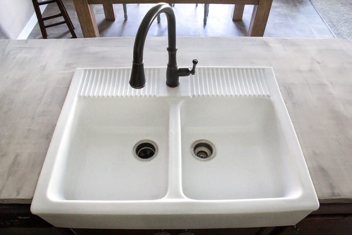 DIY Feather Finish Concrete Countertops and How to Avoid a Huge Mistake | unigumushane.com - A thorough step-by-step tutorial with useful tips and advice on what not to do.