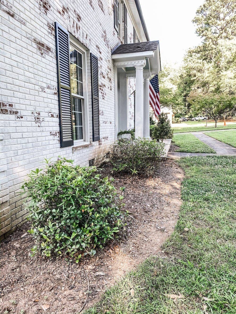 DIY Flower Bed Makeover | A step-by-step DIY tutorial to take your flower beds from drab to fab to increase curb appeal, plus all the best tools to get the job done.