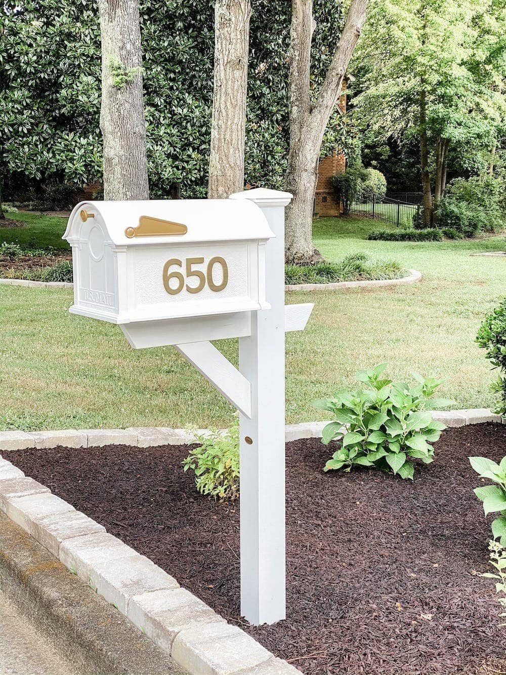 DIY Flower Bed Makeover | A step-by-step DIY tutorial to take your flower beds from drab to fab to increase curb appeal, plus all the best tools to get the job done.